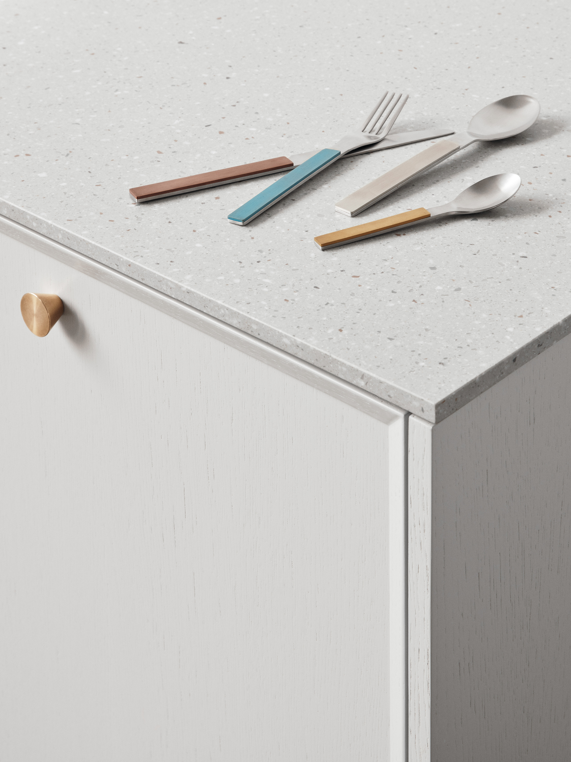 Façades de cuisine peintes et plan de travail en Corian