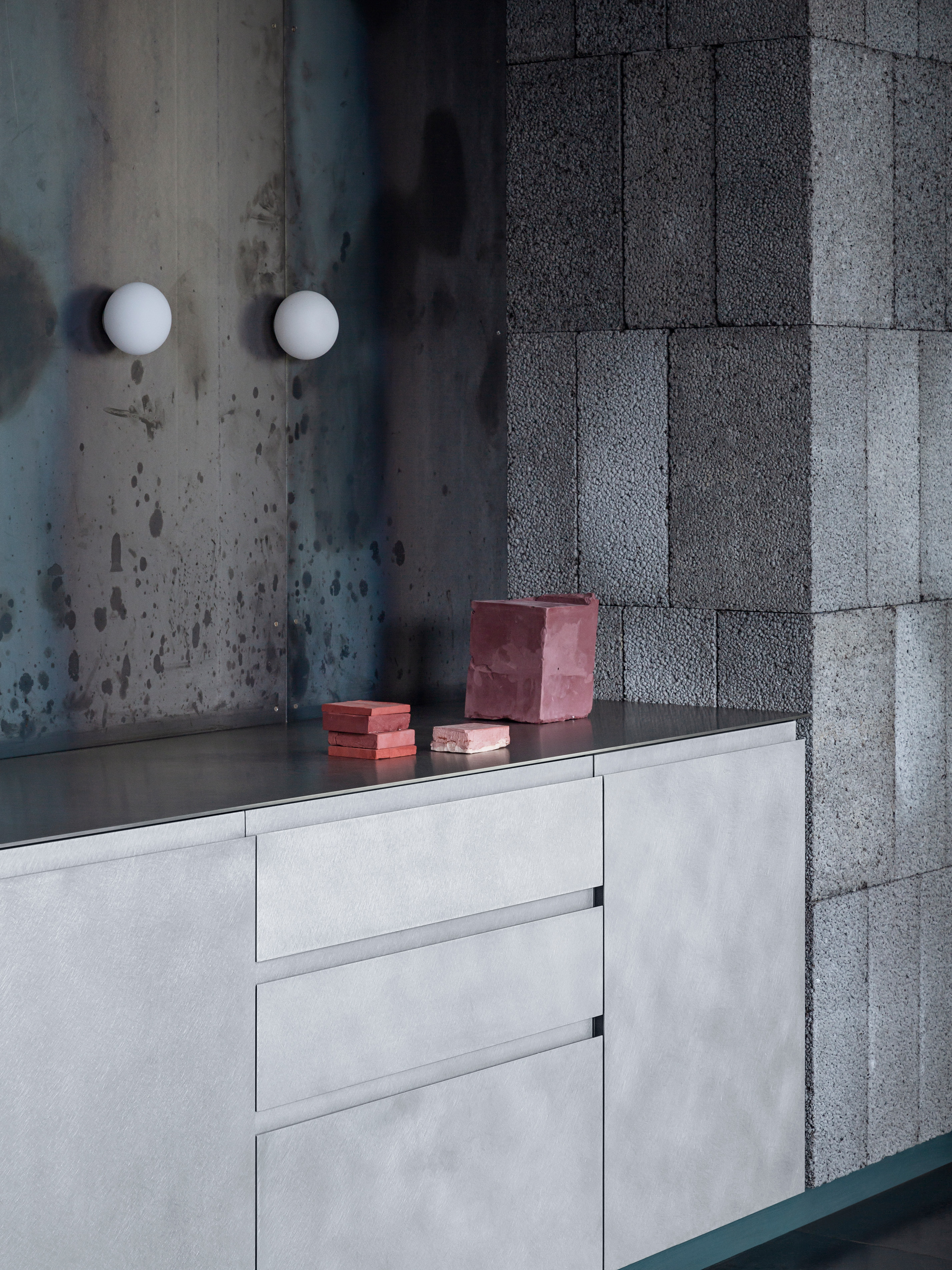 PLATE kitchen in brushed steel